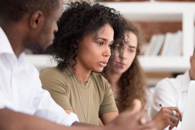 Online iş çalışanlara açıklayan konuşan Afrika öğretmen takım lideri