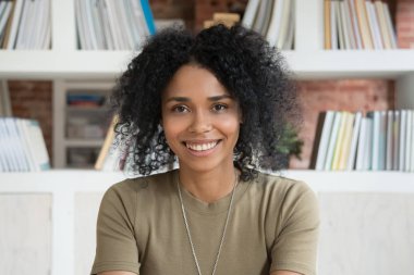 Gülümseyen genç Afro-Amerikan kadın kamera webcam seyir 