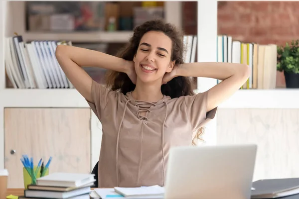 Estudante feliz fazendo uma pausa do estudo relaxante na biblioteca — Fotografia de Stock