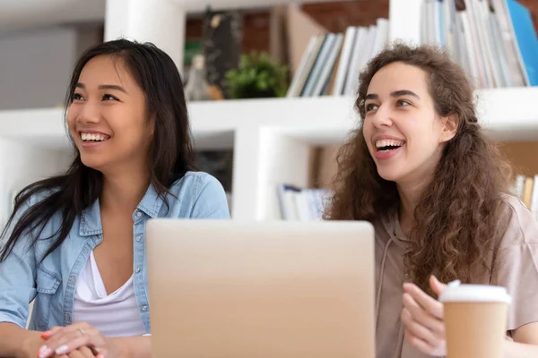 Diversos estudantes meninas felizes olhando para longe sorrindo ouvir palestra — Fotografia de Stock