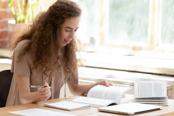 Dospívající dívka vysokoškolský student studium učebnice čtení učí dělat poznámky — Stock fotografie