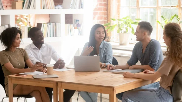 Líder creativo asiático hablando en diversa reunión de oficina de equipo — Foto de Stock