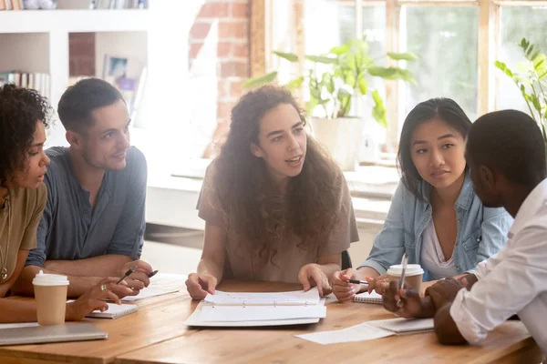 Diversi colleghi ascoltano l'idea di un collega africano che racconta l'incontro — Foto Stock