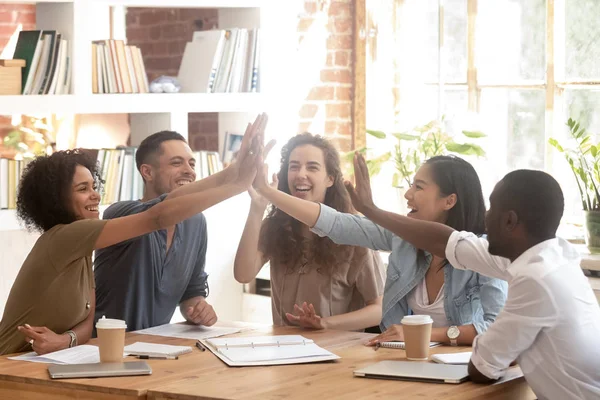 Felice multi etnico business team unire le mani dando il cinque — Foto Stock