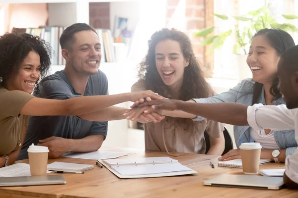 Glückliche multiethnische Geschäftsleute Kollegen, die vom Erfolg motivierte Hände stapeln — Stockfoto