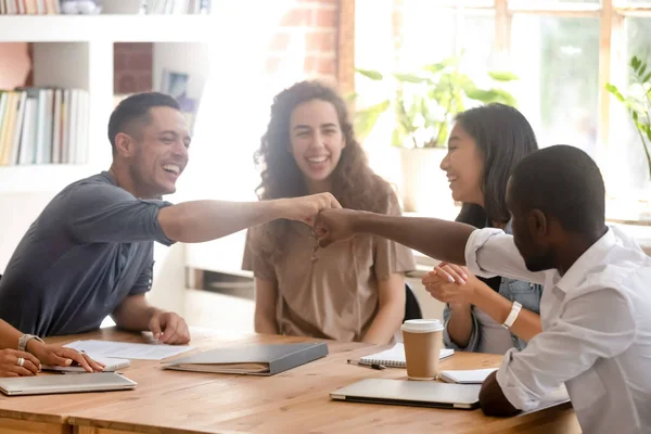 Felices colegas masculinos diversos estudiantes puño chocando en reunión de grupo — Foto de Stock