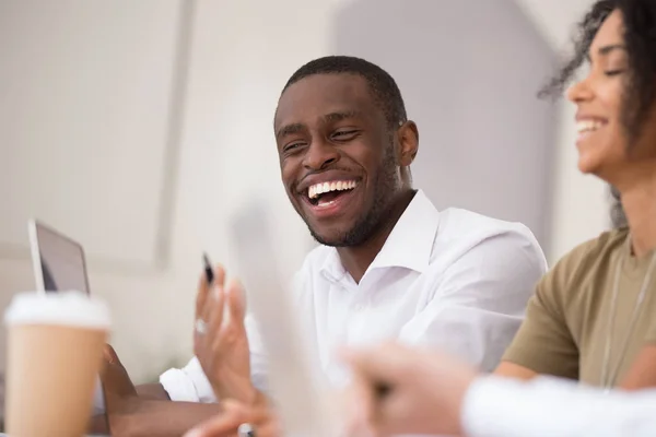気さくな仲間たちと話して協力を笑って幸せなアフリカの実業家 — ストック写真