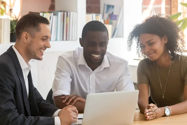 Insurance broker consulting african couple showing online presentation on laptop — Stock Photo, Image