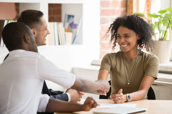 Feliz mujer africana vacante candidato estrechando la mano de hr manager —  Fotos de Stock