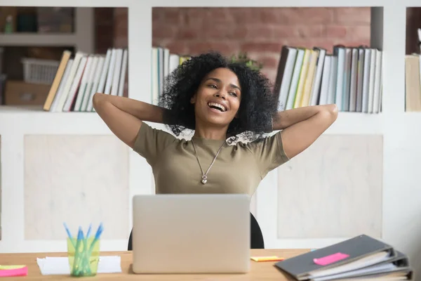 Glücklich entspannt afrikanisch-amerikanische Arbeiterin zufrieden mit der fertigen Arbeit — Stockfoto