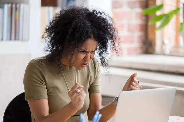 Arg arg afrikanska affärskvinna känsla galen rasande hatar fastnat laptop — Stockfoto