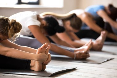 Pratik yoga, Seated ileri bend egzersiz kadın grubu