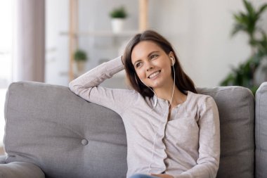 En sevdiğim müzik kulaklık, genç kadında gülümseyen