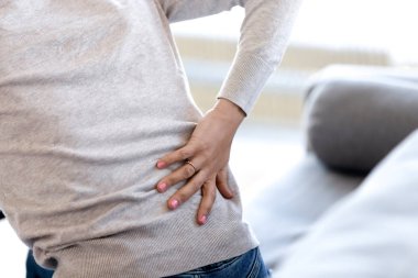 Geri masaj--dan sırt ağrısı, acı yorgun kadın kapatmak