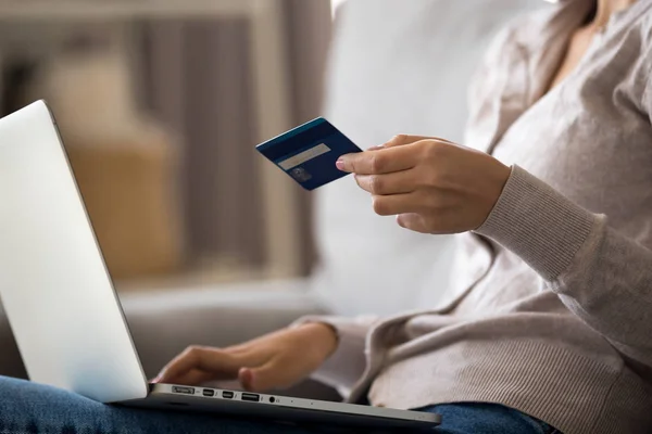 Nahaufnahme einer jungen Frau, die online einkauft und mit Kreditkarte bezahlt — Stockfoto