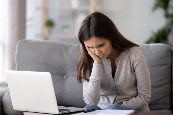 Wanita membosankan yang duduk di meja dengan laptop dan dokumen — Stok Foto