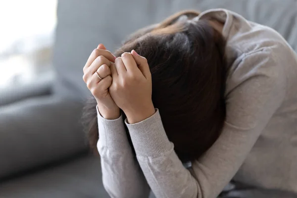 Mujer joven deprimida escondiendo la cara en las manos, problemas psicológicos — Foto de Stock