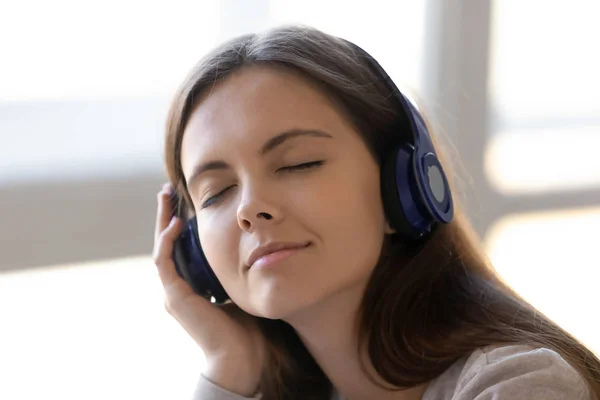 Close up donna pacifica in cuffia godendo di musica preferita — Foto Stock