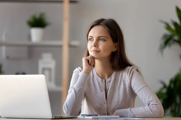 Planification femme séduisante réfléchie, penser à la stratégie dans le bureau — Photo