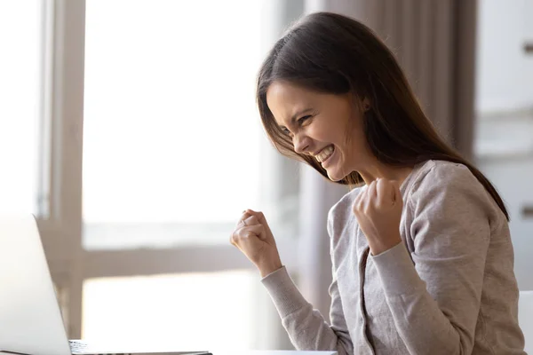 Eccitato donna sorridente guardando lo schermo del computer portatile, celebrando il successo — Foto Stock