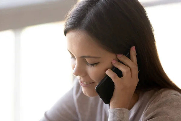 Stäng upp leende attraktiv kvinna pratar telefon, trevlig konversation — Stockfoto