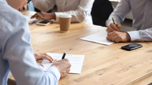 Businesspeople sitting at table during meeting reached agreement signing contract — Stock Photo, Image