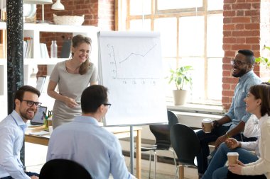 Mutlu neşeli ofis ve seminer boyunca gülüyor Koç