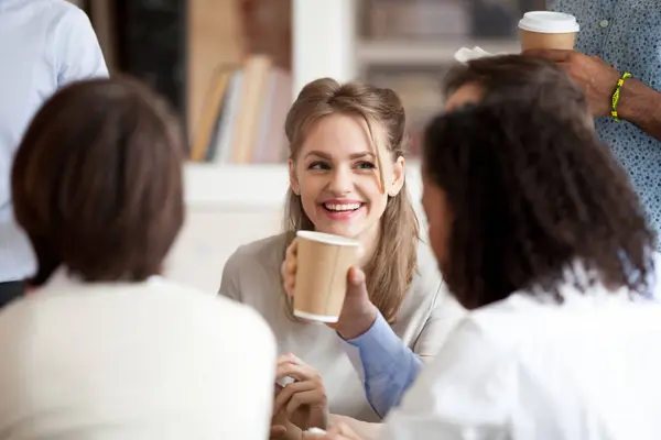 同僚が話を飲むコーヒーの営業日中に休憩を取る — ストック写真