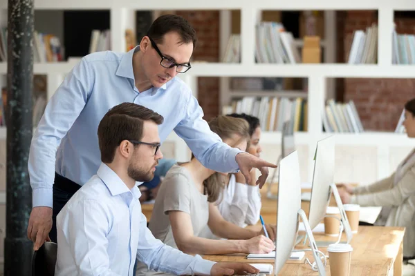 Confident mentor help trainee understand corporate program — Stock Photo, Image