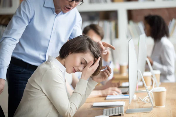 Arg irriterad företaget VD tillrättavisa anställd kvinna — Stockfoto