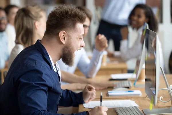 Gelukkig werknemer kijken naar computerscherm opgewonden door groot nieuws — Stockfoto