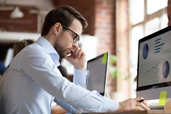 Empleado hablando con el cliente en la escucha telefónica cliente corporativo — Foto de Stock