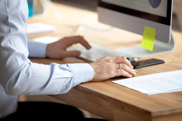 Homme travaillant sur l'ordinateur tapant le message d'affaires sur le clavier — Photo