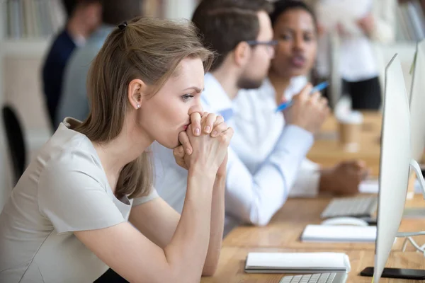 Mujer empleada teniendo problemas y dudas sobre los momentos de negocios — Foto de Stock