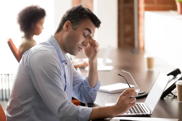 Moe benadrukt middelbare leeftijd zakenman glazen gevoel vermoeide ogen houden op het werk — Stockfoto