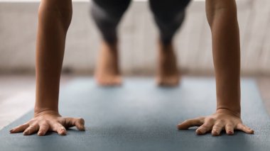 Yoga, tahta poz, Push Up veya basın ups pratik kadın