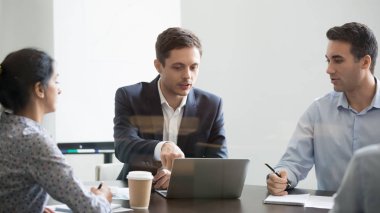 Ciddi iş adamı grubu müzakereleri yapım Online İş Projesi tanıtımı