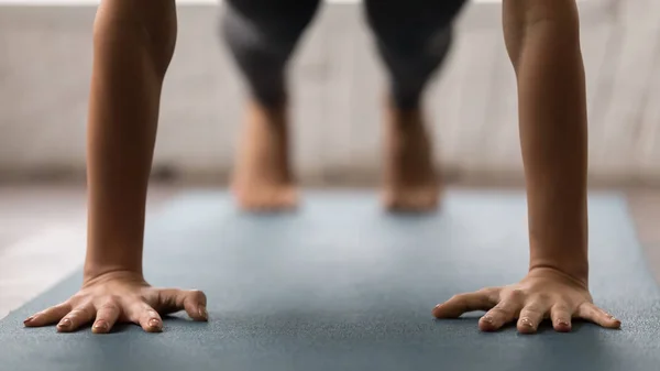 Femme pratiquant le yoga, pose de planches, push ups ou press ups — Photo