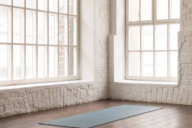Yoga mat yoga Studio boş odada ahşap zemin üzerinde