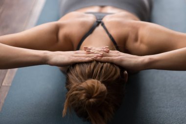 Pratik yoga, kadının boynunu güçlendirilmesi yapması mindere egzersizleri