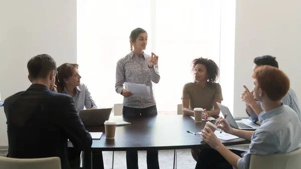 Indiase vrouwelijke manager verslag spreken op diverse teamvergadering — Stockfoto