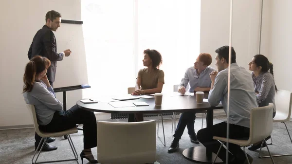 Businesscoach hält Vortrag auf Whiteboard beim Teamtraining — Stockfoto