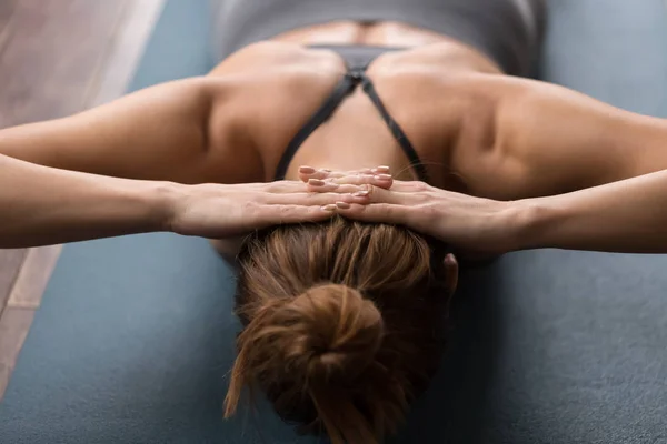 Kobieta praktykowania jogi, robi, wzmocnienie karku ćwiczenia na macie — Zdjęcie stockowe