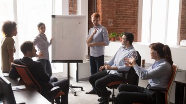 Kendine güvenen erkek iş Koç hoparlör kurumsal flip grafiği sunu