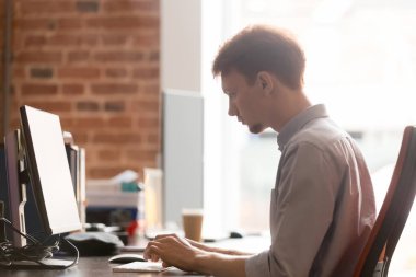 Ofis Masası, bilgisayarda yazarak çalışma ciddi odaklı iş adamı