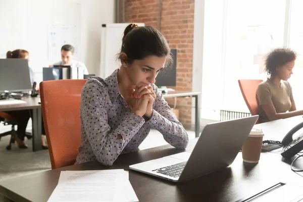 Mujer de negocios india pensando en solución de problemas en línea mirando portátil — Foto de Stock