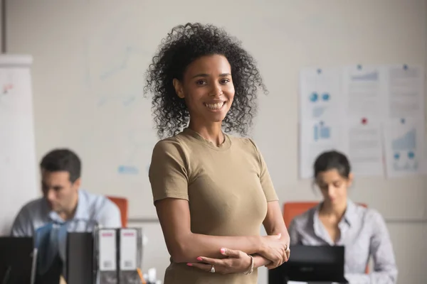 Lächelnd selbstbewusste afrikanische Geschäftsfrau im modernen Büro, Porträt — Stockfoto