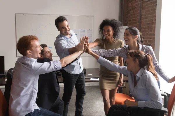 Группа счастливых офисных сотрудников дает концепцию корпоративного доверия "пятерки" — стоковое фото