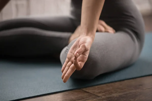 Femme pratiquant le yoga, assise à Padmasana pose, Lotus gros plan — Photo