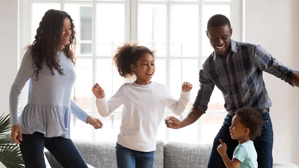 Heureuse famille métissée ont plaisir à danser ensemble à la maison — Photo